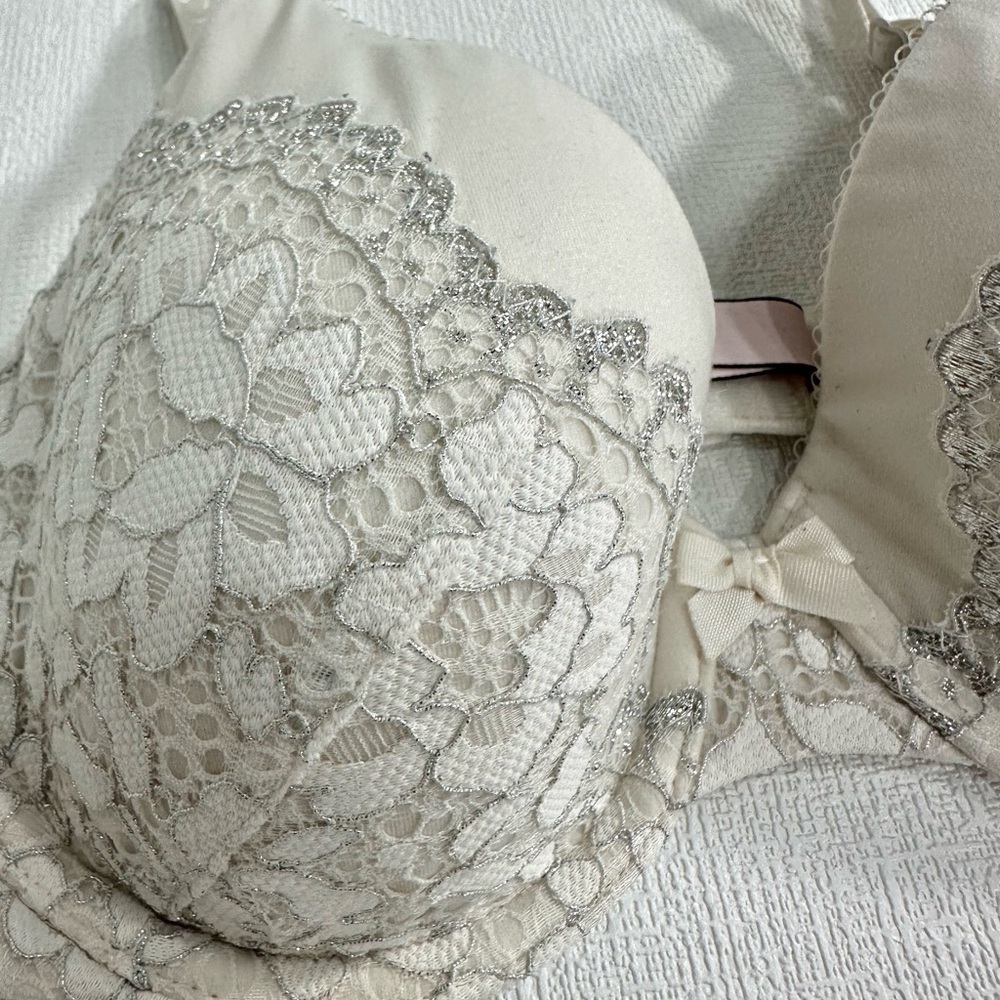 Victoria’s Secret body by Victoria lined perfect white silver bra size 32D - Picture 2 of 8